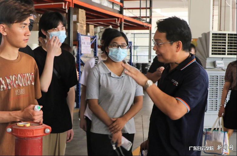 2-企业导师现场讲解.png 2-企业导师现场讲解.png