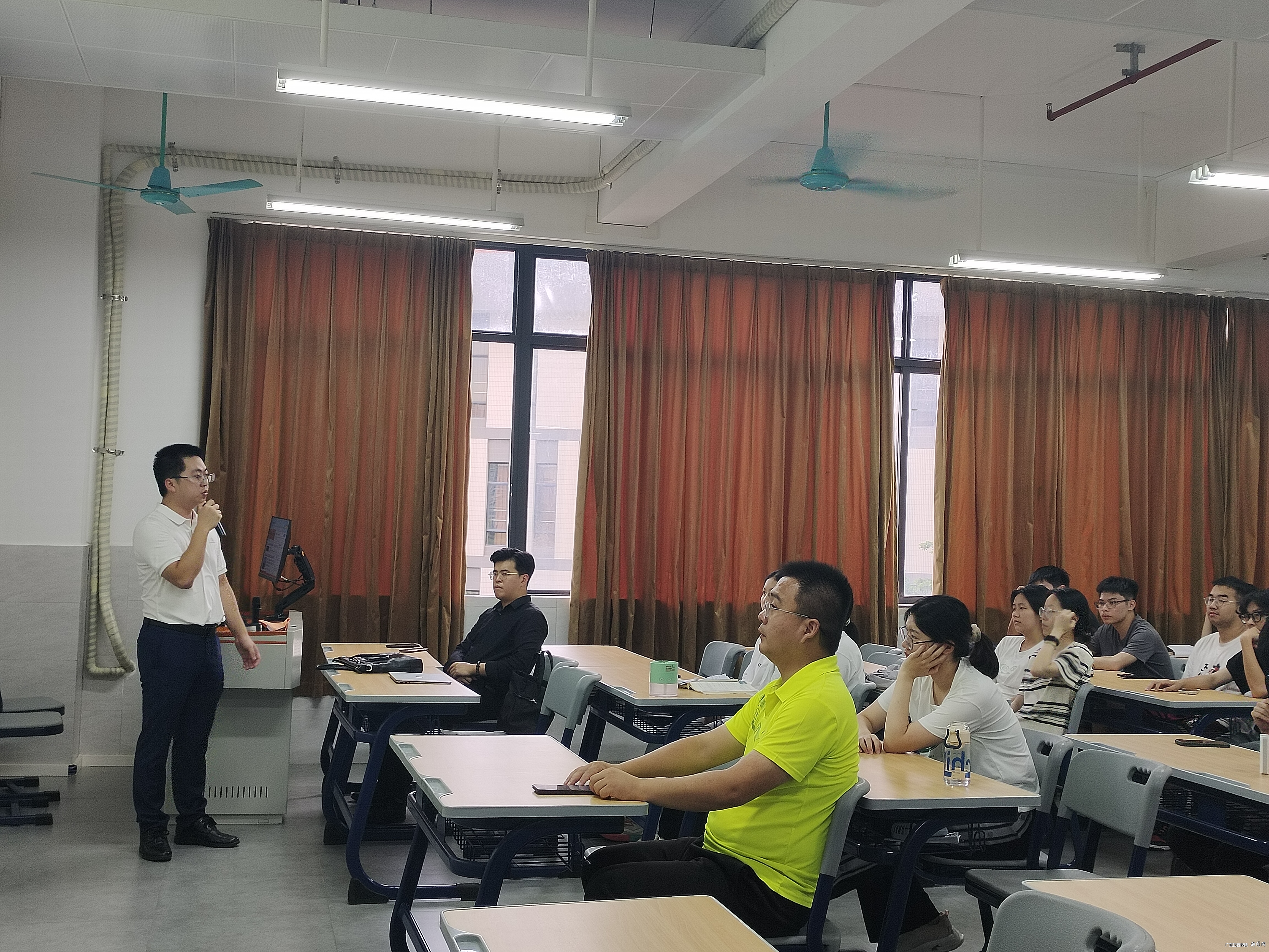 讲座现场.jpg 讲座现场.jpg