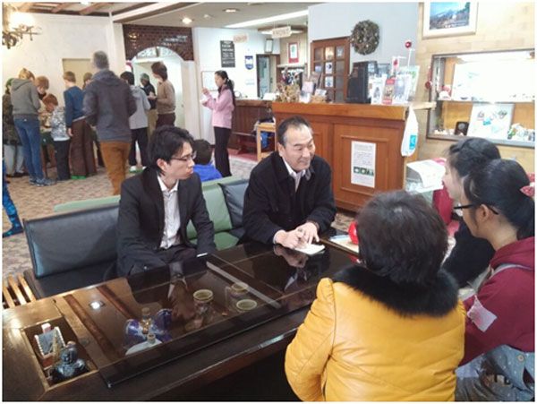 沈纯琼副院长与北村慎悟社长亲切与实习学生交流 沈纯琼副院长与北村慎悟社长亲切与实习学生交流