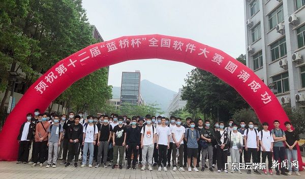 学生赛后合影.jpg