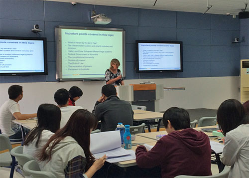 Philippa Wells博士给中澳合作项目学生授课 Philippa Wells博士给中澳合作项目学生授课