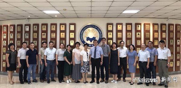 广东白云学院访问团与朝阳科技大学接待领导合影.jpg