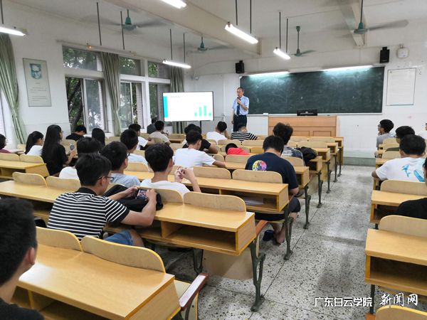 潘亚东向学生介绍龙华科技大学.jpg