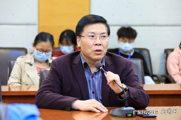 校长黄大乾出席会议并讲话.jpg