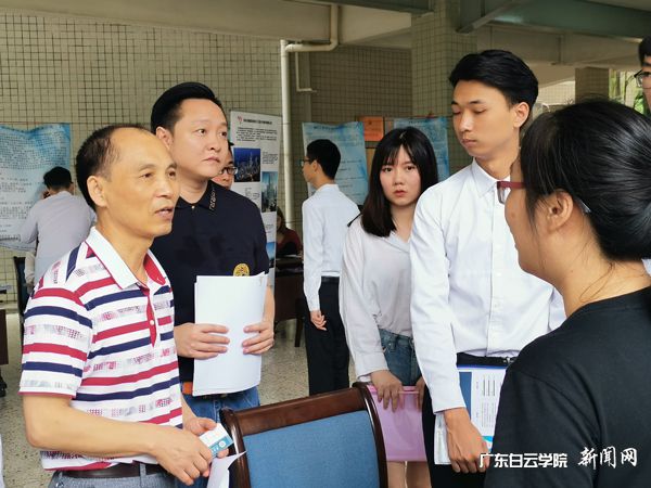 郭保生院长(左一)到招聘现场与企业人员交流.jpg