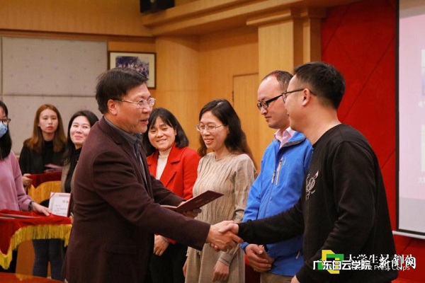 校长黄大乾为获奖代表颁奖.jpg