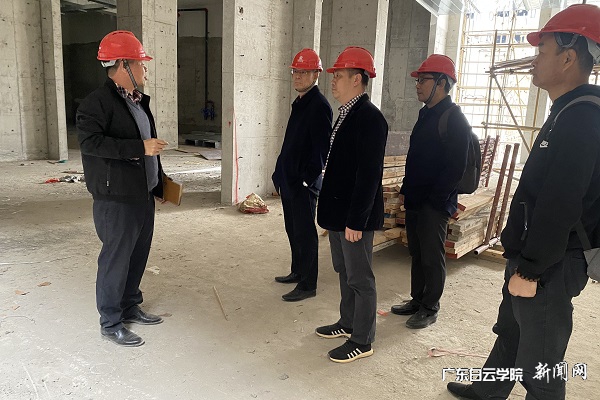 易钢副书记、陈峰副校长现场指导二期工程建设工作.jpg