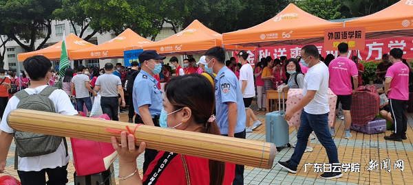 民警在维持秩序.png