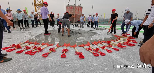 建筑工人用混凝土浇筑实验楼顶层最后一块板.jpg