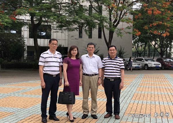 党委书记刘剑锋(右二)、副书记易钢(左一)与广州涉外职业技术学院党委书记郑建辉(右一)、副书记龚素曼(左二)一行合影.jpg