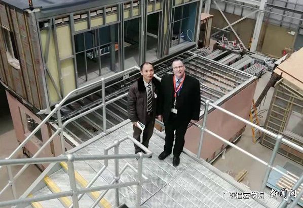 郭保生(左)在英国考察薄壁轻钢结构装配式建筑.jpg