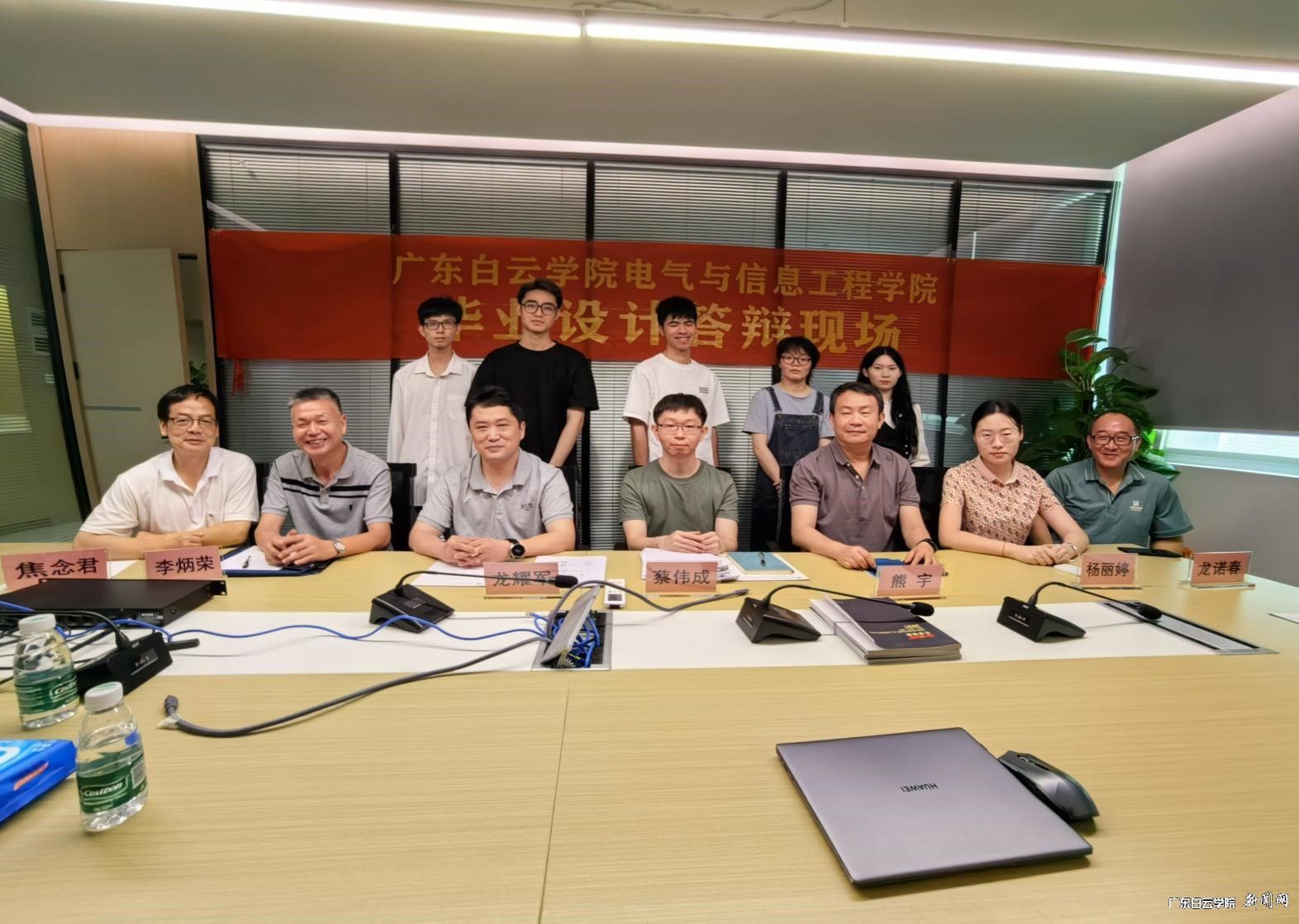 导师与学生合影留念.jpg 导师与学生合影留念.jpg