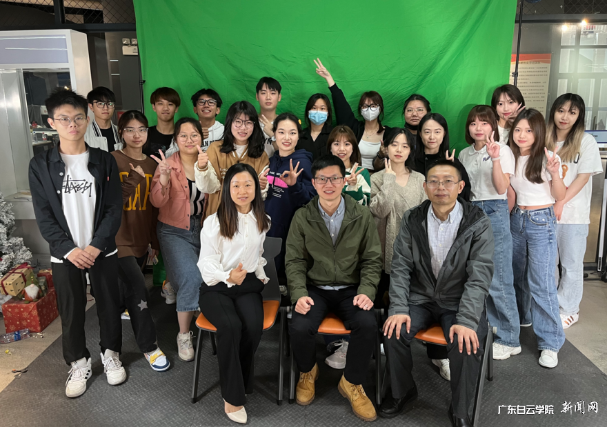 直播活动结束后合影.png 直播活动结束后合影.png