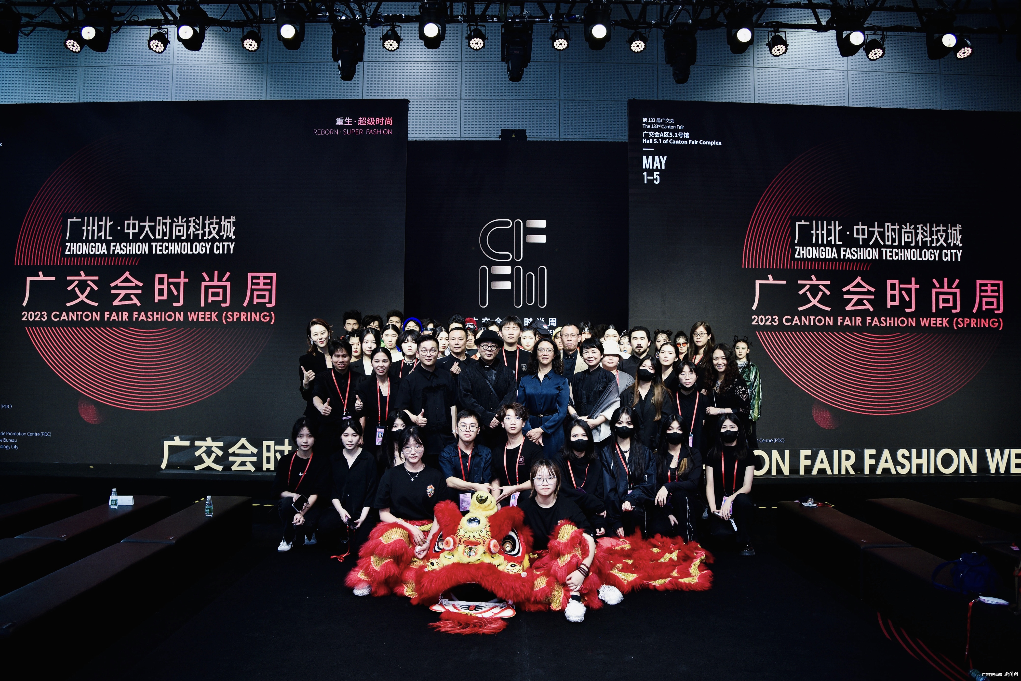 师生大合影.jpg 师生大合影.jpg