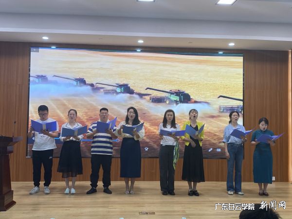 西校区新入职辅导员展示诗朗诵 «美丽中国» .jpg