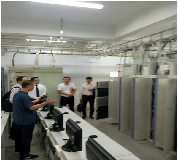 参观通讯实验室