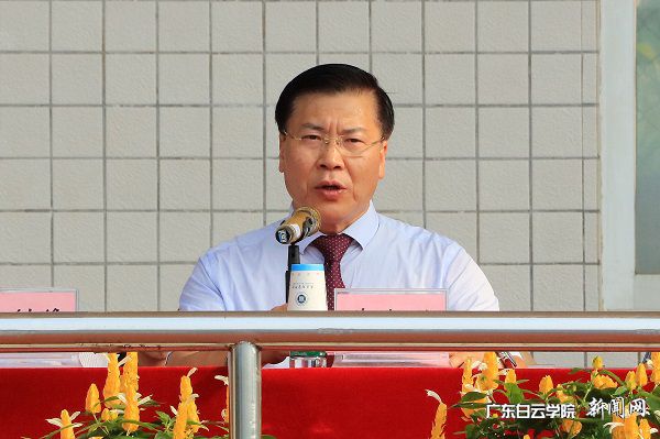 校长黄大乾讲话.jpg