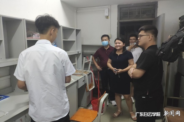 朱玲书记(中间)深入宿舍看望并指导新生防控疫情.jpg