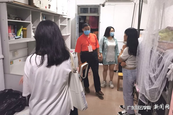 何高大院长(左二)深入宿舍看望并指导新生防控疫情.jpg