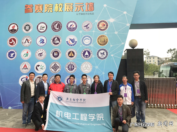 机电工程学院书记刘芳文(左三)与两位参赛学生(左四、左五)合影.png