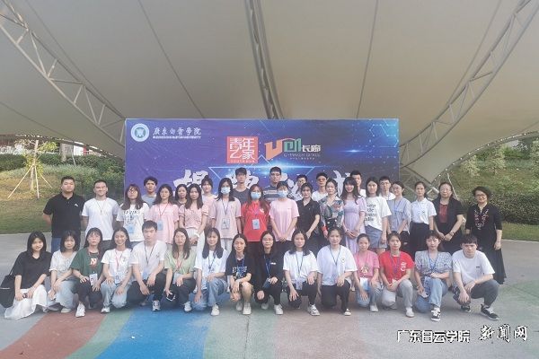 创新创业学院老师与入驻团队合影.jpg