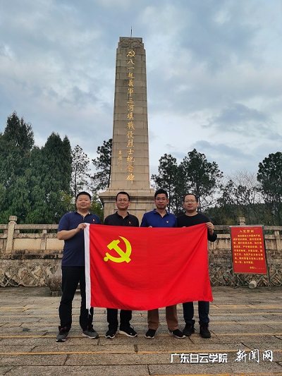 图4 农村科技特派员参观三河坝战役旧址,缅怀革命先烈.jpg