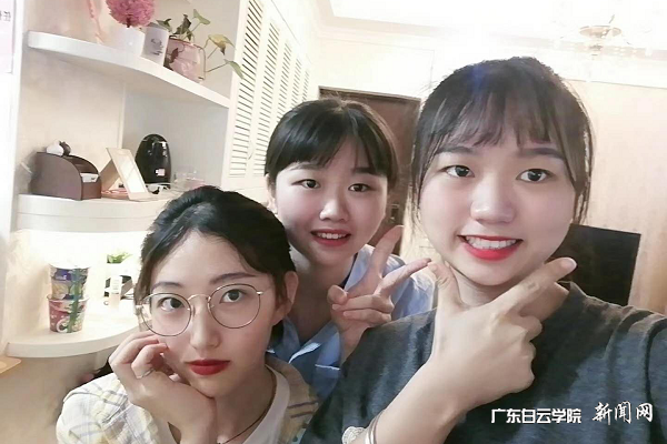 外国语学院2020级英语3班班助 陈敏 吴依婷.png