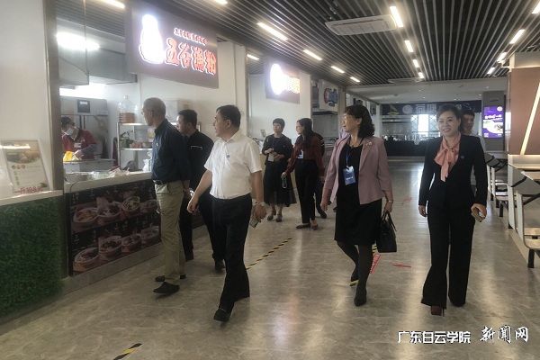 参观新校区学生食堂.jpg
