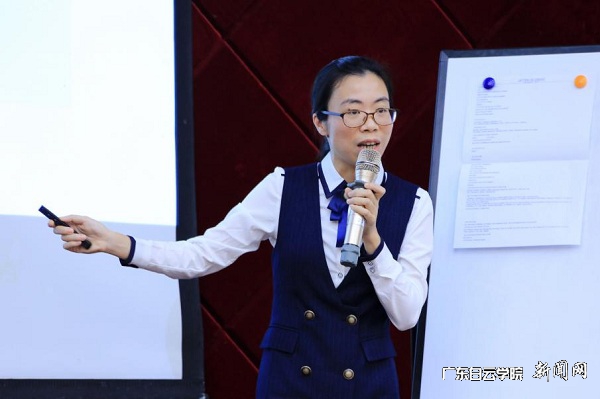 应用经济学院董思雁老师进行展示.jpg