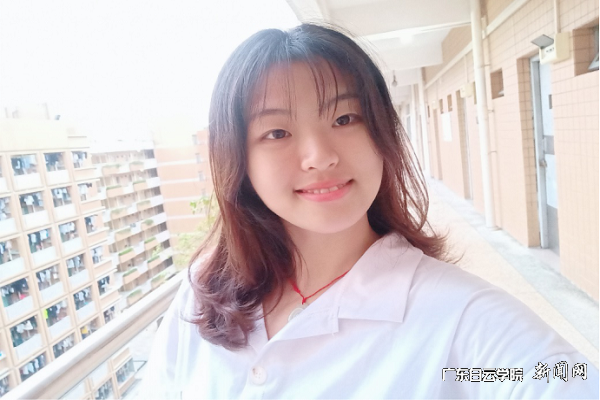 外国语学院2020级英语5班班助 邓碧盈.png