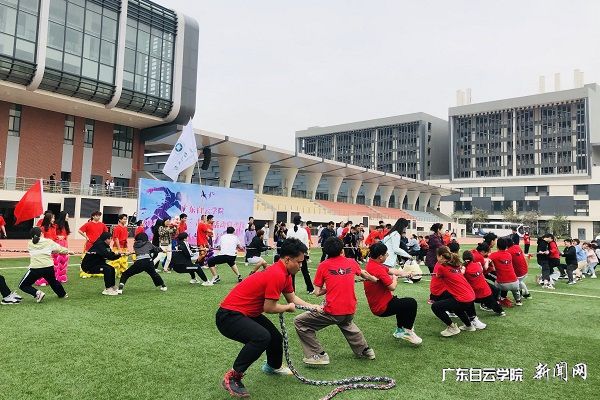 北校区拔河活动现场.jpg