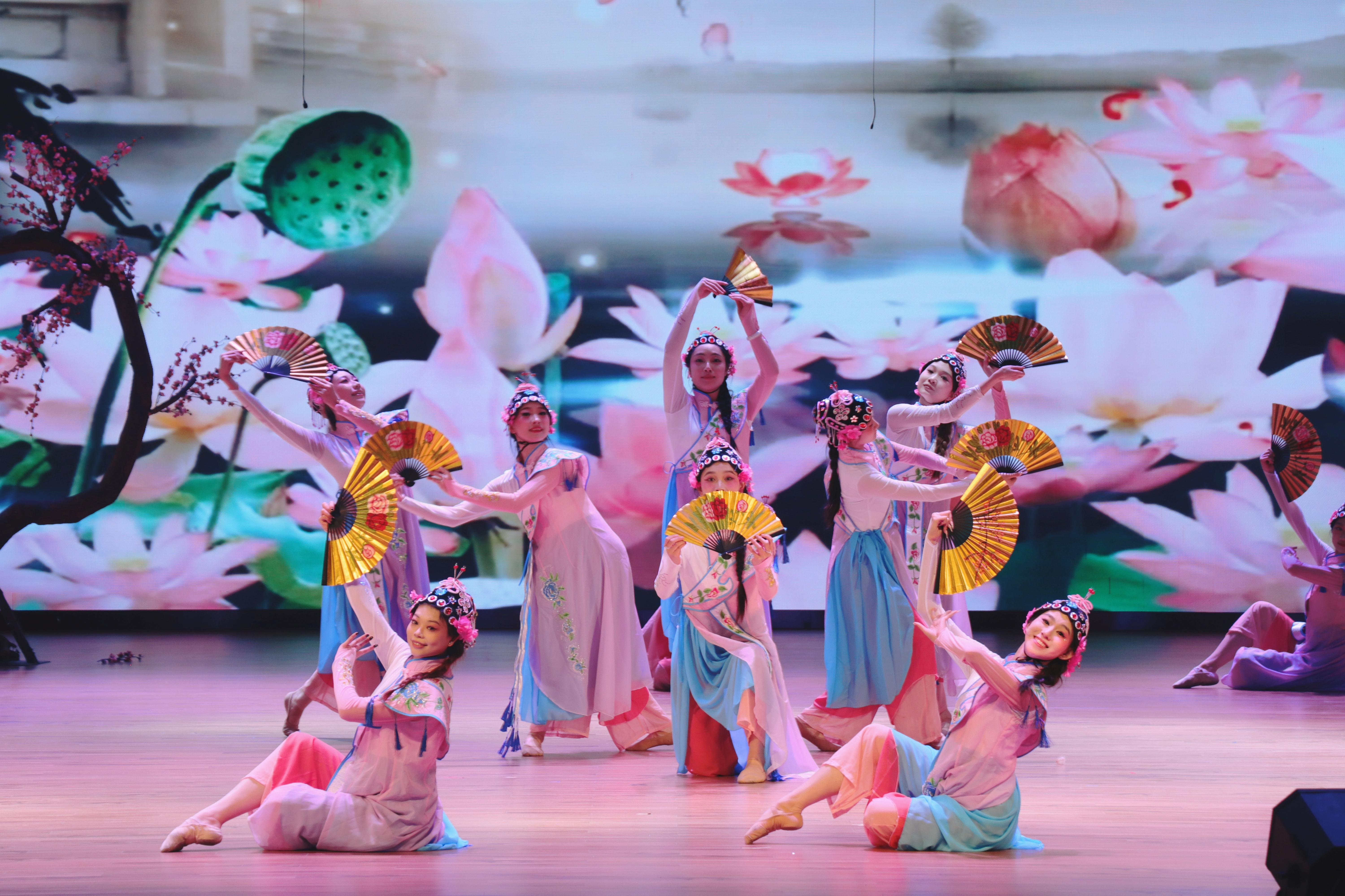 校民舞队舞蹈《春色满园》.jpg 校民舞队舞蹈《春色满园》.jpg