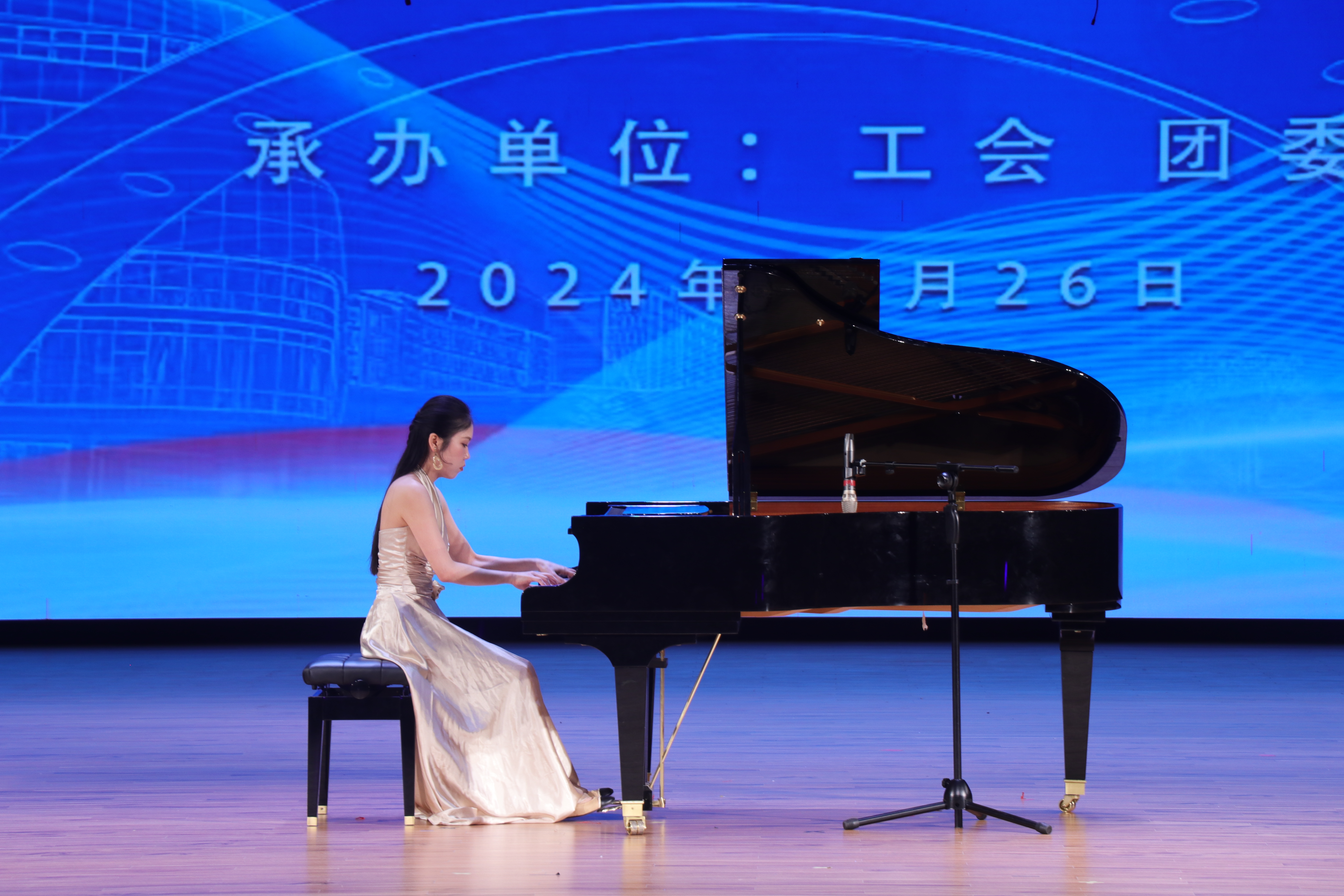 钢琴独奏《山丹丹花开红艳艳》.JPG 钢琴独奏《山丹丹花开红艳艳》.JPG