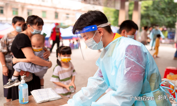 志愿者协助医护人员进行检测.png
