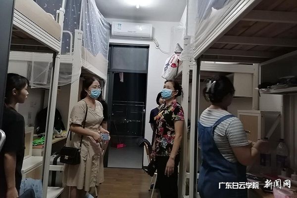 会计学院老师深入学生宿舍察看情况.jpg