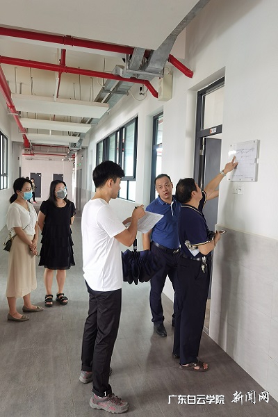 校领导考察教学楼宇的相关设施情况.jpg