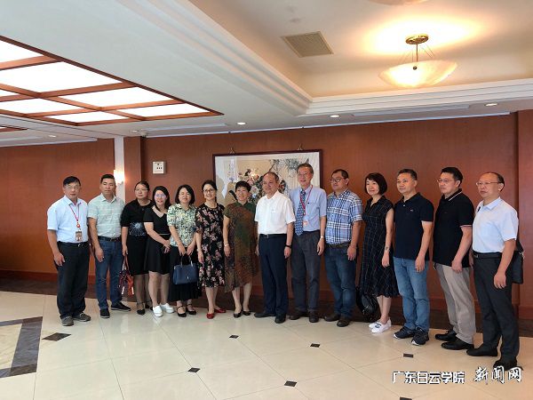 广东白云学院访问团与龙华科技大学接待领导合影.jpg