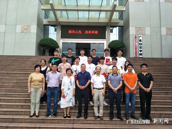 成果展示会后与会领导与学生合影1.jpg