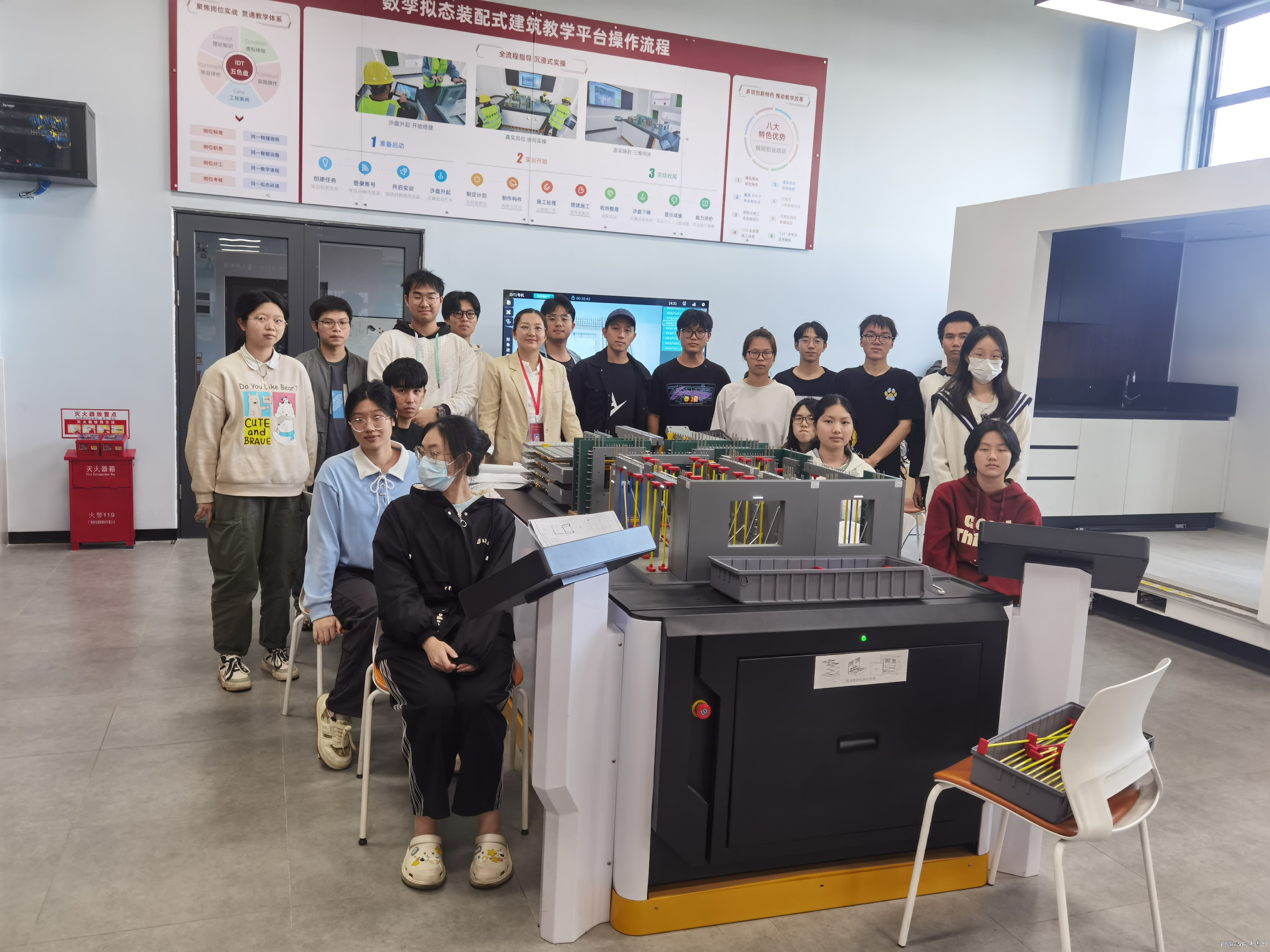 参赛选手与指导老师合照.jpg 参赛选手与指导老师合照.jpg