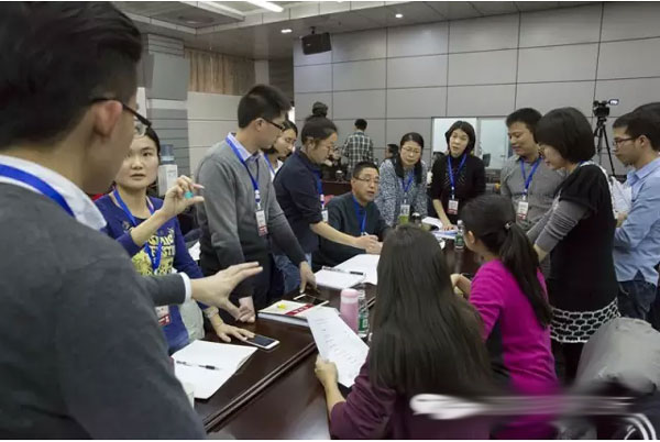 参会人员热烈讨论 参会人员热烈讨论