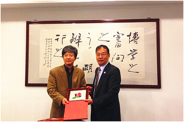 沈根生教授(右)向边琪灿教授(左)赠送学校礼品 沈根生教授(右)向边琪灿教授(左)赠送学校礼品