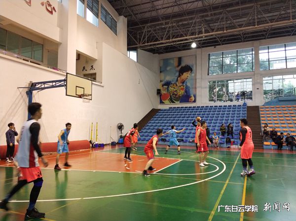 双方人员在我校体育馆开展篮球友谊赛p.jpg