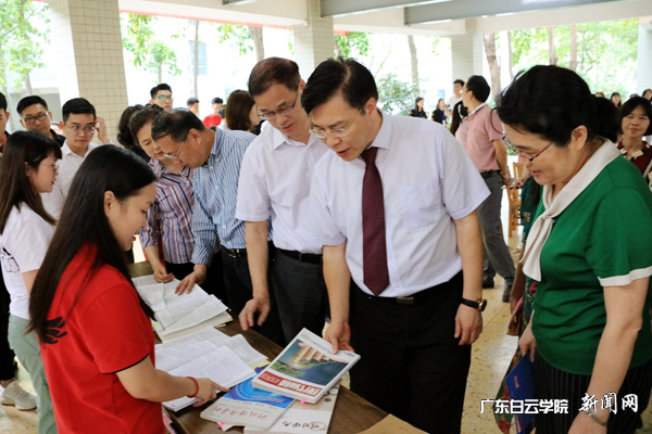 黄大乾校长(左二)、易钢书记(左三)、沈根生副校长(左四)、会计学院马丽莹院长(左一)和陈理玫书记(右四)参观学生优秀作品展.png