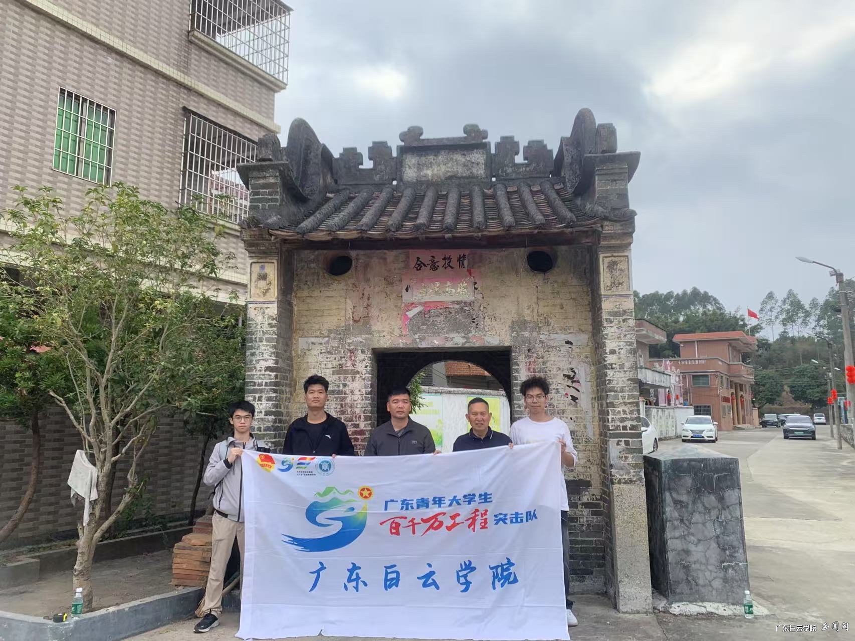 1.调研团队与村党委书记合影.jpg 1.调研团队与村党委书记合影.jpg