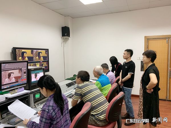 我院编导专业教师参观影视制作中心.jpg