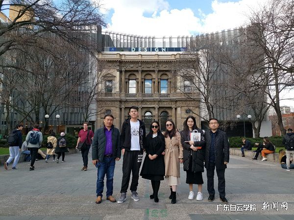参访墨尔本大学时在设计学院前留影.jpg