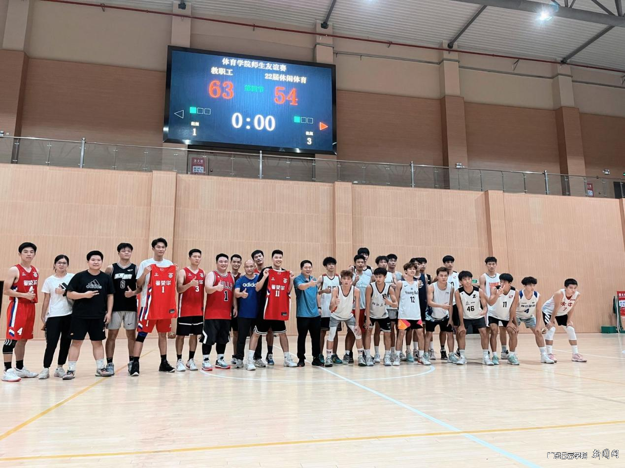 赛后师生队伍合影留念.png 赛后师生队伍合影留念.png