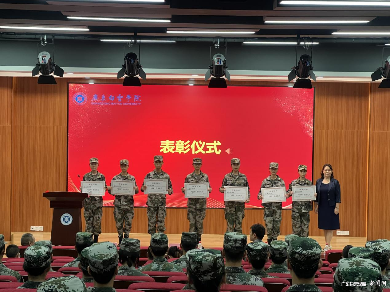 “四有”优秀队员领奖.png “四有”优秀队员领奖.png