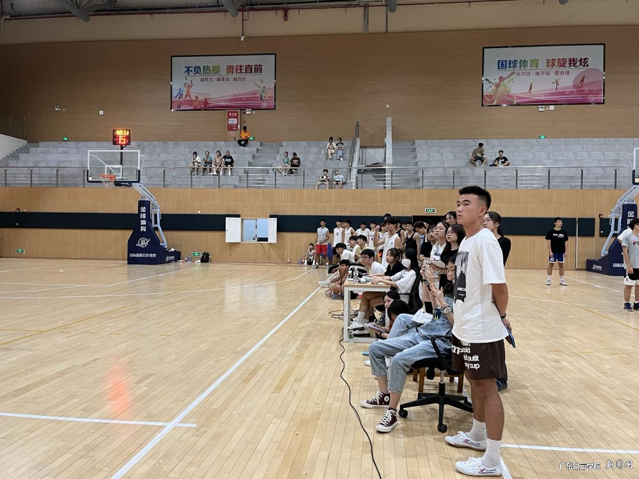 记录台与认真观赛的学生.png 记录台与认真观赛的学生.png