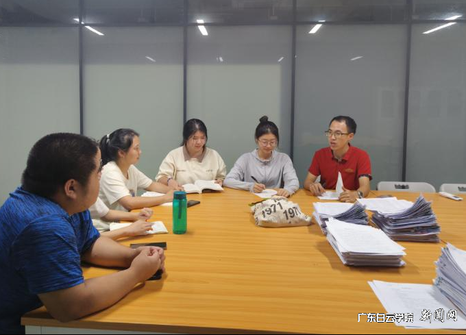 社工系梁良老师线下指导学生修改活动方案.png 社工系梁良老师线下指导学生修改活动方案.png